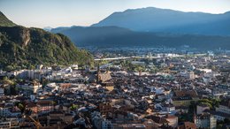 Hotel a Val Sarentino in Alto Adige Vista panoramica di una città con montagne sullo sfondo al tramonto