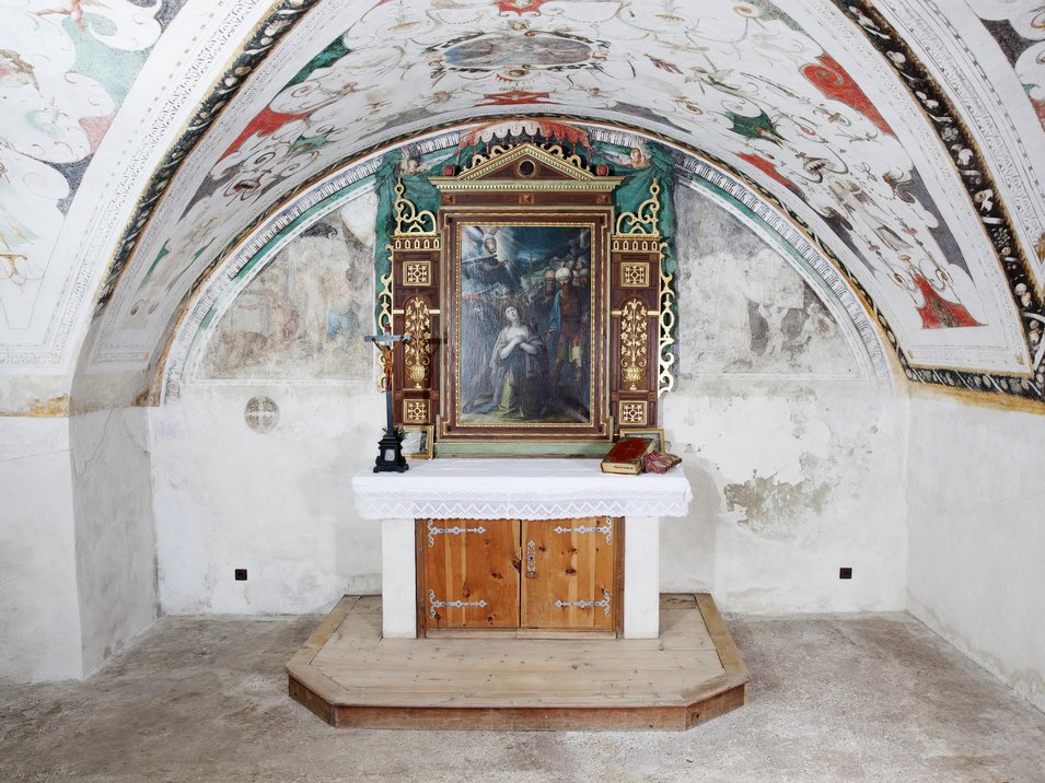 Schloss Velthurns: Sommerresidenz der Brixner Fürstbischöfe Kleiner Altar mit Gemälde und Büchern in einem alten, kunstvoll verzierten Raum