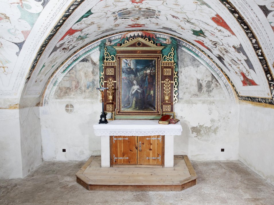 Castel Velturno: residenza estiva dei principi vescovi Piccolo altare con quadro e libri in una stanza antica decorata artisticamente