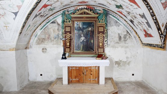 Castel Velturno: residenza estiva dei principi vescovi Piccolo altare con quadro e libri in una stanza antica decorata artisticamente