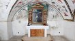 Schloss Velthurns: Sommerresidenz der Brixner Fürstbischöfe Kleiner Altar mit Gemälde und Büchern in einem alten, kunstvoll verzierten Raum