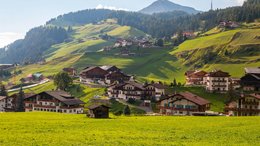 Hotel sulle Dolomiti Villaggio con montagne e prati verdi sotto il sole