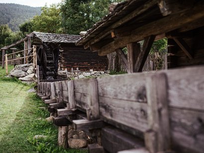 Bunker Museum Toblach Altes Wasserrad an einem Holzhotel im grünen Berggebiet