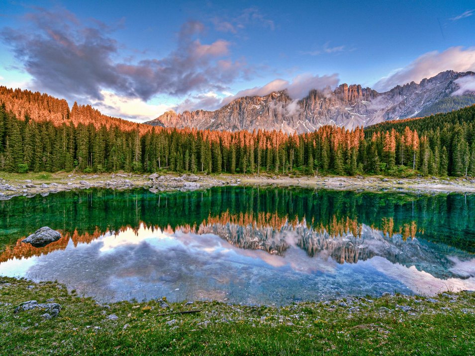 Hotel in Obereggen gesucht: Gastfreundschaft gefunden Bergsee mit Spiegelung von Wald und Bergen bei Sonnenuntergang