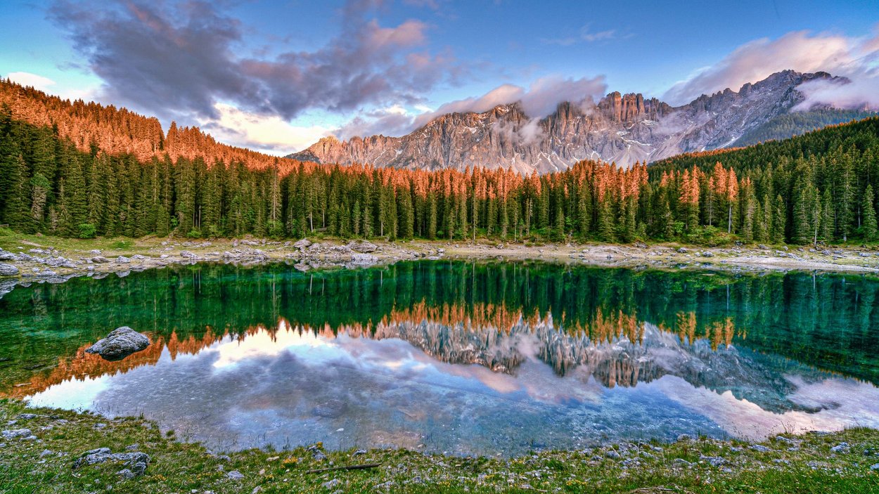 Der Falzaregopass Bergsee mit Spiegelung von Wald und Bergen bei Sonnenuntergang
