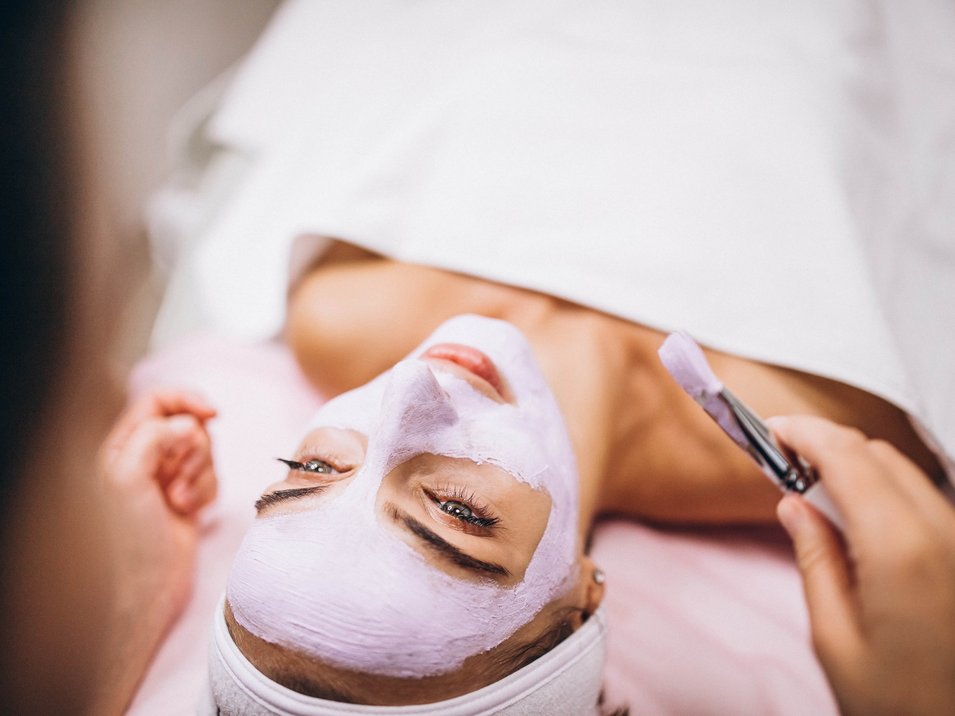 Medical Wellness Hotels in Südtirol Frau bekommt Gesichtsmaske im Spa aufgetragen