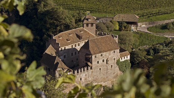 Schloss Runkelstein bei Bozen Historische Burg inmitten von Weinbergen und grüner Landschaft