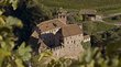 Schloss Runkelstein bei Bozen Historische Burg inmitten von Weinbergen und grüner Landschaft