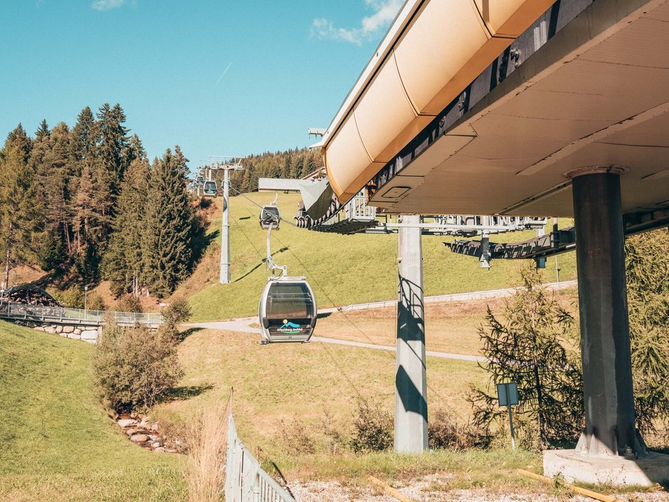 Hotel a Maranza in Alto Adige Funivia su prato verde e foresta sotto cielo azzurro