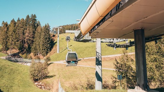 Hotel a Maranza in Alto Adige Funivia su prato verde e foresta sotto cielo azzurro