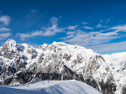 Traumhafte Skiabenteuer in Sterzing Schi fahren auf verschneitem Berg unter blauem Himmel mit Alpen im Hintergrund