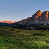 Divertimento in bici Tramonto su prati verdi e montagne imponenti delle Dolomiti