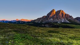 Hotel sulle Dolomiti Tramonto su prati verdi e montagne imponenti delle Dolomiti