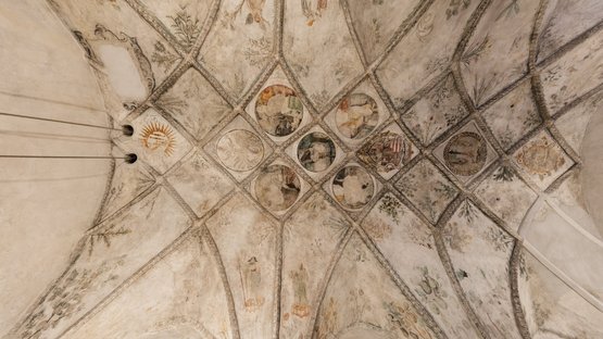 Hotels in Kastelbell – Kultur erleben Decke mit historischen Fresken und Wappen in einem Gewölberaum