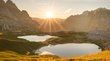 Wandern in den Sextner Dolomiten Sonnenuntergang über zwei Bergseen und blühender Wiese in den Alpen