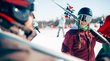 Familienspaß in Trafoi am Ortler Lächelnde Skifahrerin mit Helm und Skiern auf schneebedecktem Skigebiet