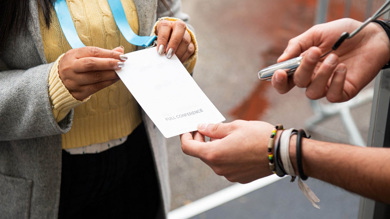 Il Museo di Scienze Naturali dell’Alto Adige Persona mostra un badge con scritto Full Conference al controllo accessi