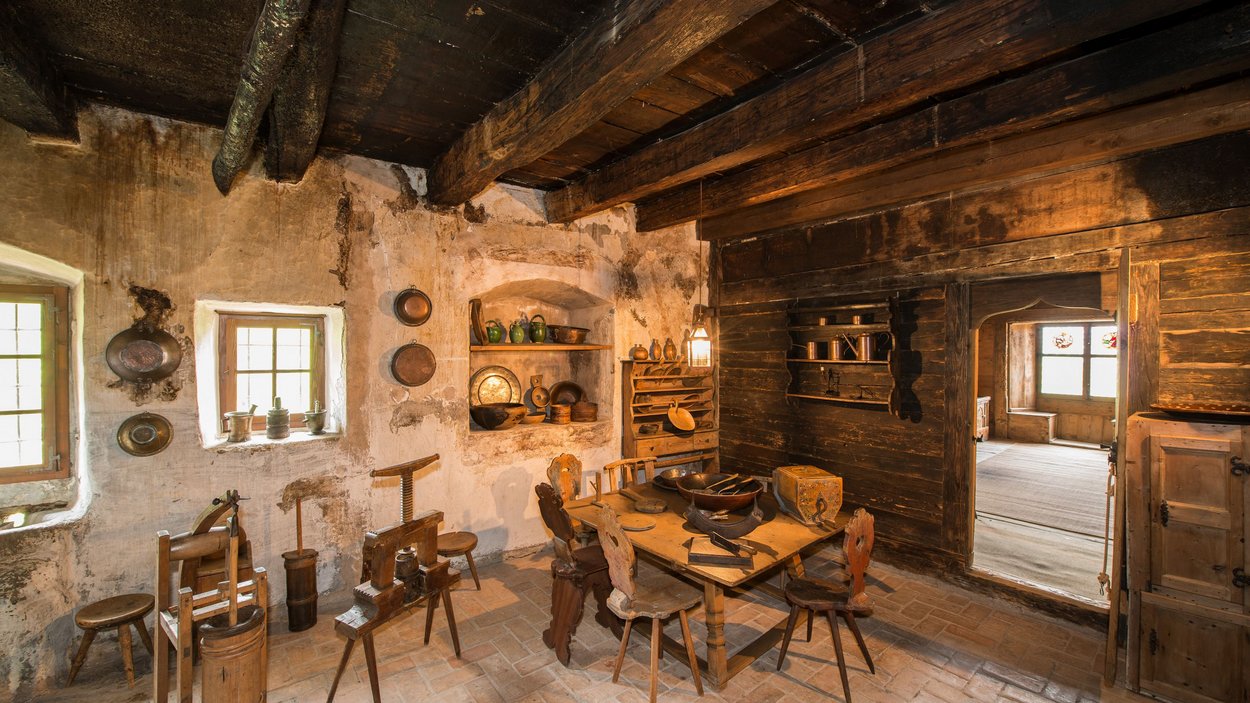 Das Museum für mittelalterliche Wohnkultur Antike rustikale Küche mit Holzstühlen und altem Küchengeschirr