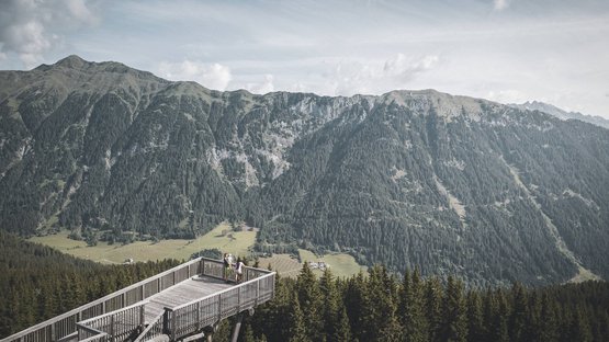 Hotel a Racines presso Vipiteno Piattaforma panoramica sopra foresta con vista sulle montagne