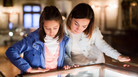 Das Multscher-Museum in Sterzing Mutter und Tochter betrachten Ausstellungsvitrine im Museum