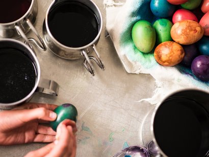 Etimologia del termine Törggelen Uova di Pasqua colorate immerse in coloranti in ciotole di metallo