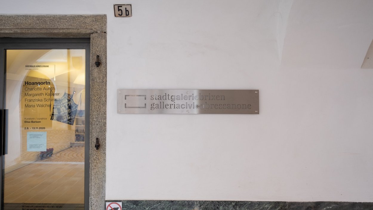 Galleria Civica di Bressanone Ingresso alla galleria civica Bressanone con informazioni sulla mostra sulla porta di vetro