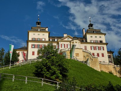 Castel Rodengo Castello su una collina verde con cielo blu e bandiere