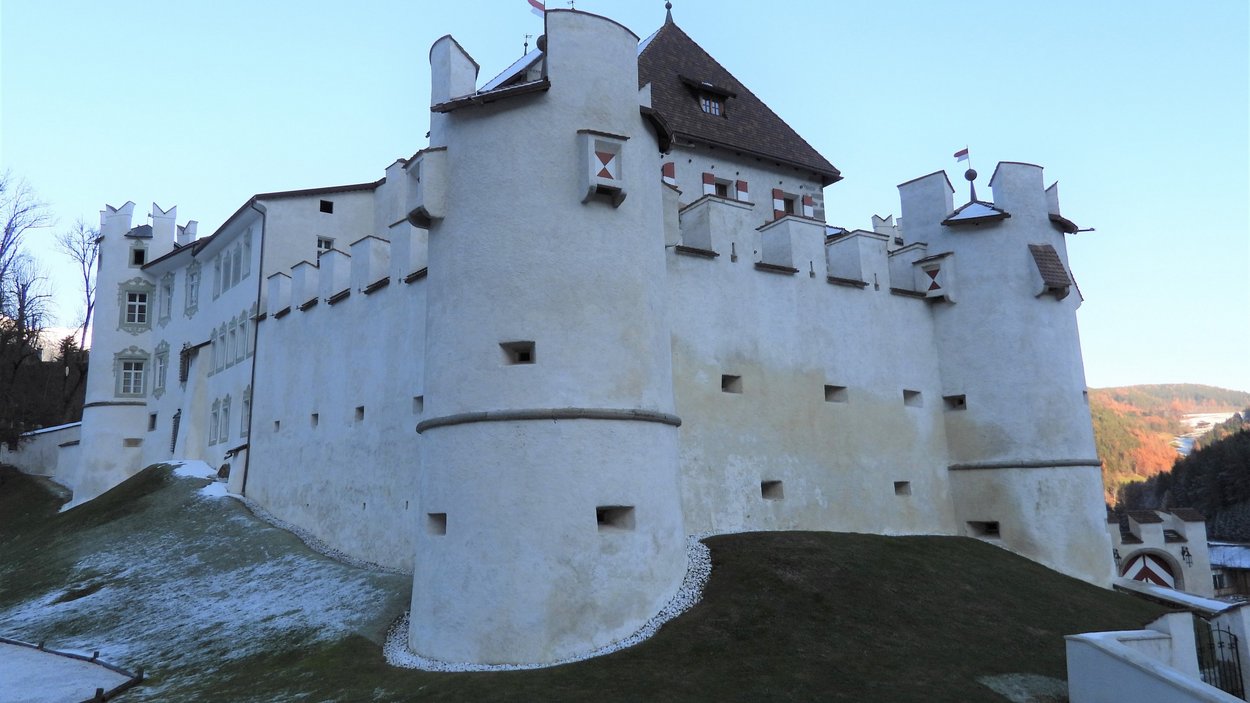 Schloss Ehrenburg im Pustertal Burg Hocheppan mit weißen Mauern an leicht verschneitem Hang