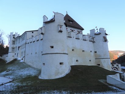 Schloss Welsperg im Oberpustertal in Südtirol Burg Hocheppan mit weißen Mauern an leicht verschneitem Hang