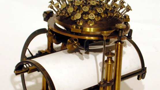 Das Schreibmaschinenmuseum in Partschins Antike Rechenmaschine aus Messing mit vielen Tasten und Papierrolle