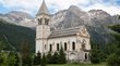 Hotels in Sulden: Urlaub am Ortler Kirche in den Alpen mit Bergen und Wald im Hintergrund