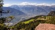 Aktivurlaub im Naturpark Texelgruppe in Südtirol Berglandschaft mit Blick auf Tal, Wälder und Berge im Hintergrund