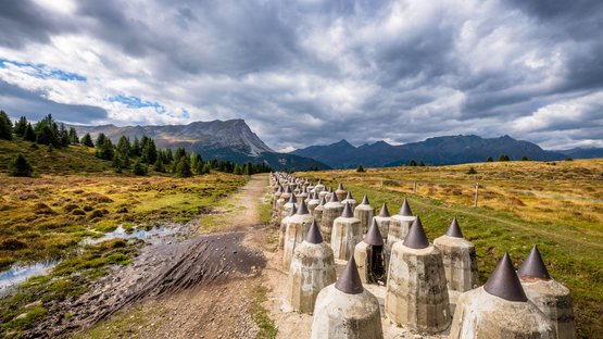 Panzersperren in Plamort Reihe von Panzersperren auf einem Feldweg in den Bergen unter bewölktem Himmel