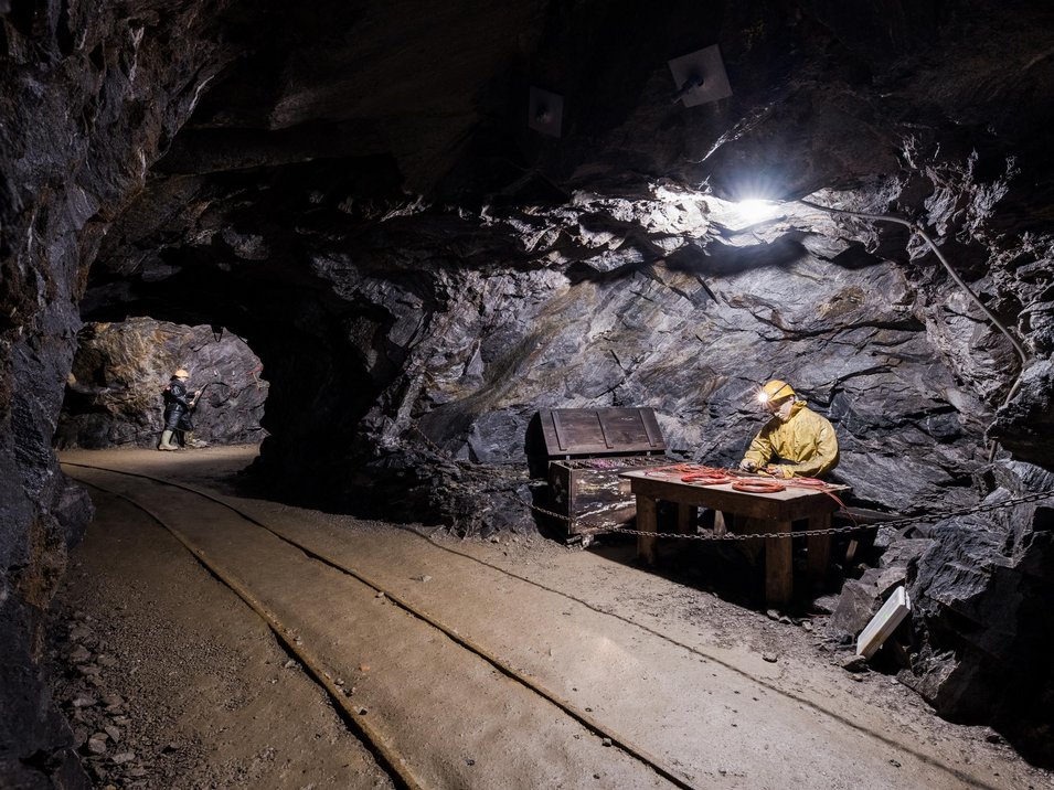 Il Museo Provinciale Miniere di Ridanna Galleria mineraria con due minatori e rotaie sul pavimento