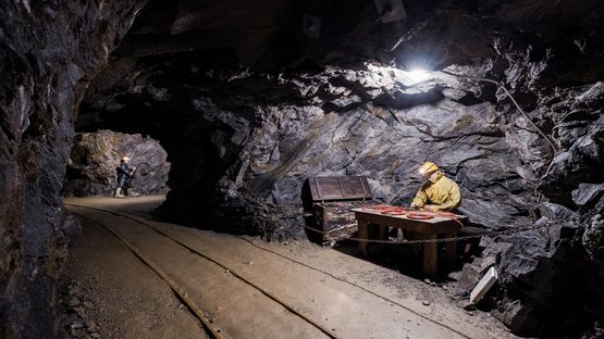Il Museo Provinciale Miniere di Ridanna Galleria mineraria con due minatori e rotaie sul pavimento
