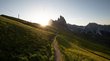 Ein Sommer auf den Wiesen der Seceda Wanderweg mit Wiese und Bergen bei Sonnenuntergang