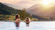 Unterkunft mit Infinity Pool in Südtirol Zwei Kinder im Pool mit Blick auf Sonnenuntergang und Berge