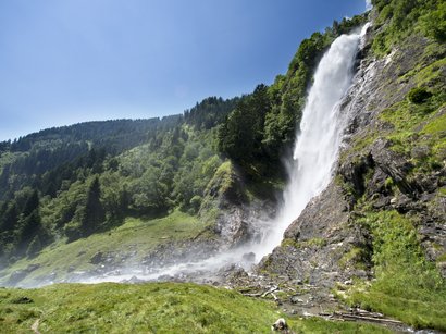 Sbarramento Valle Alpino del Littorio a Plamort Cascata che scende da una montagna rocciosa in un paesaggio verde