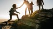 Der Heiligkreuzkofel Gruppe von Freunden beim Wandern helfen sich gegenseitig auf Felsen bei Sonnenuntergang