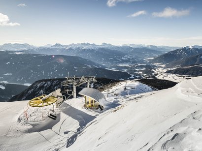 Traumhafte Skiabenteuer in Sterzing Skilift auf schneebedecktem Berg mit Blick auf Tal und Berge bei klarem Himmel