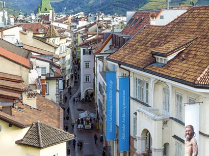 Archimod Urban Space Vista di una strada animata e il Museo Archeologico dell'Alto Adige con sfondo montano