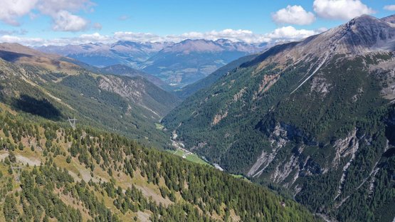Trasporto del marmo in Val Venosta Vista di valle verde e montagne sotto cielo azzurro con nuvole