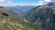 Trasporto del marmo in Val Venosta Vista di valle verde e montagne sotto cielo azzurro con nuvole