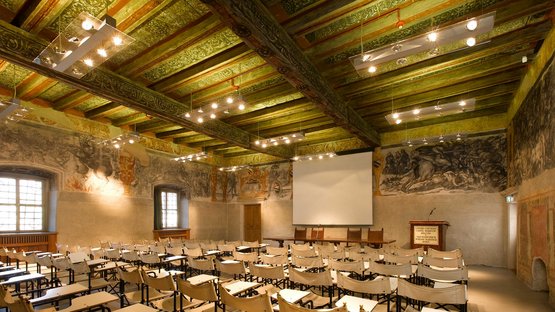 Castel Mareccio a Bolzano Sala conferenze storica con soffitto dipinto e file di sedie