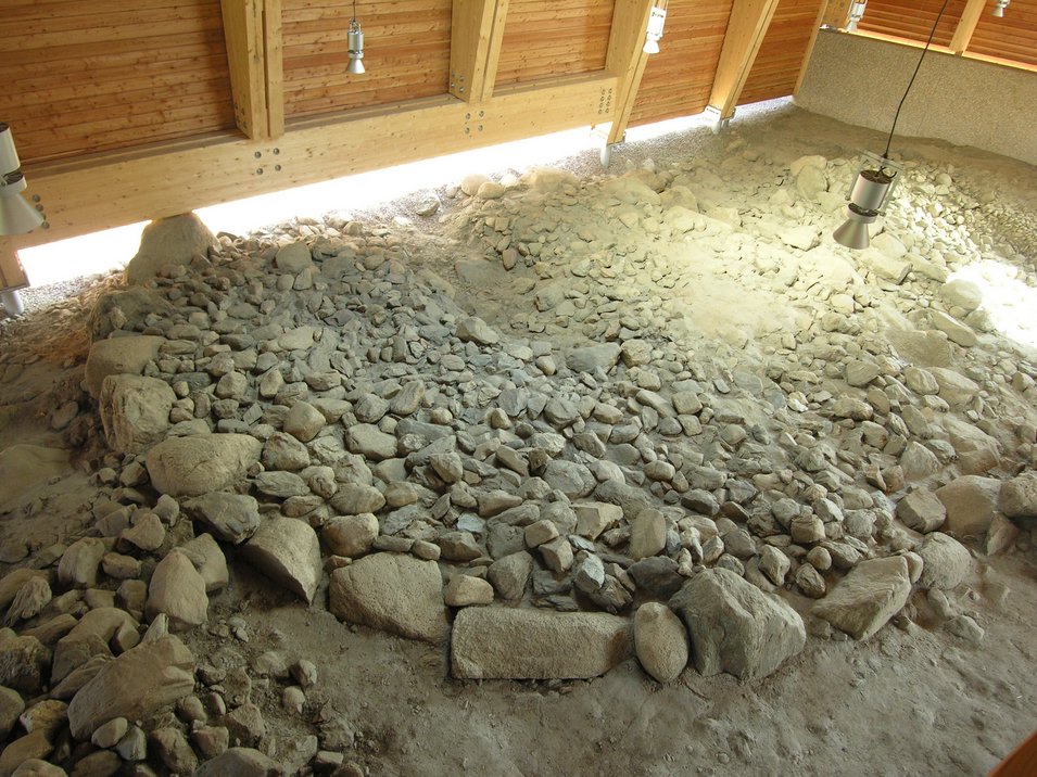 L’Archeoparc di Velturno Sito archeologico con muro di pietra e struttura in legno sopra