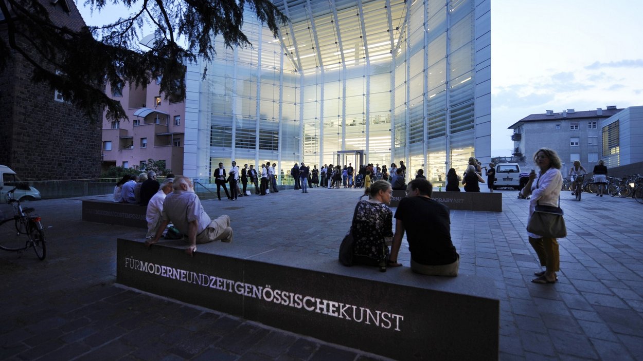 Das Museion in Bozen Abendliche Szene vor modernem Museum für moderne und zeitgenössische Kunst