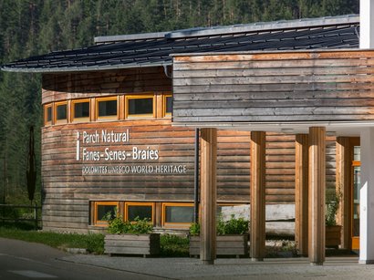 Das Bergbaumuseum in Steinhaus Holzgebäude mit Schrift Dolomiten UNESCO Weltnaturerbe im Naturpark Fanes-Senes-Braies