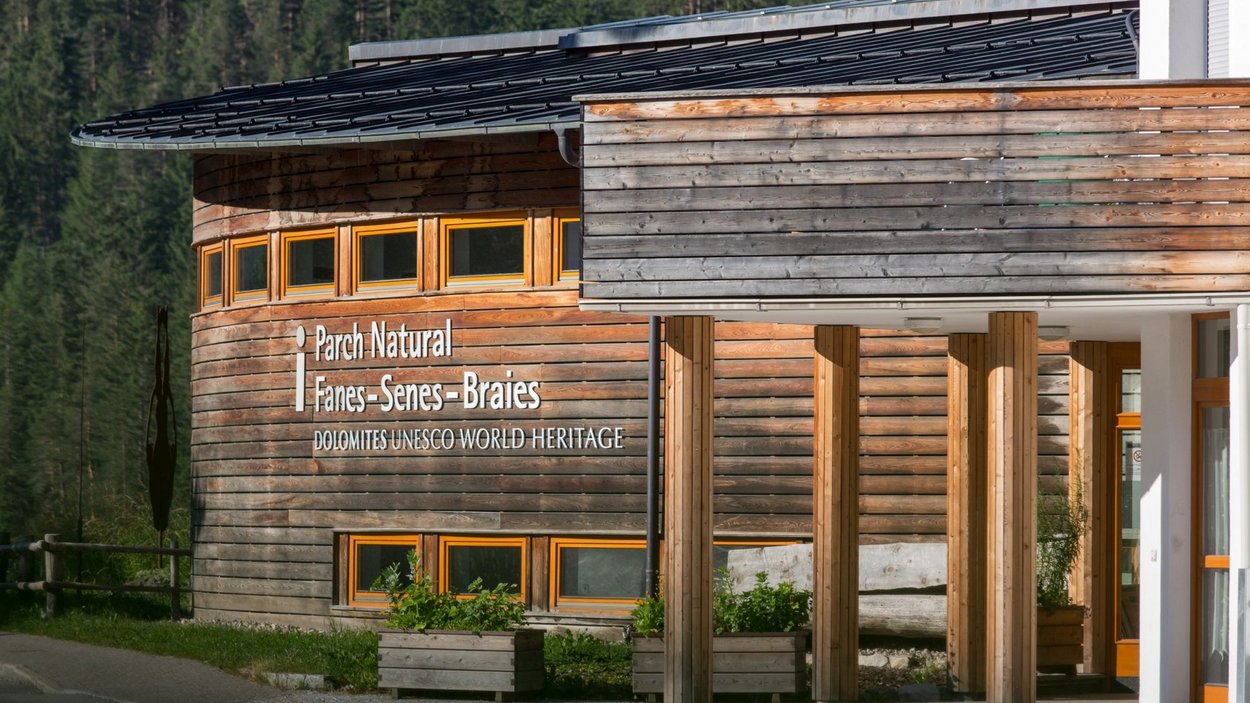 Centro visite Fanes-Senes-Braies Edificio in legno con scritta Dolomiti Patrimonio Mondiale UNESCO nel Parco Naturale Fanes-Senes-Braies