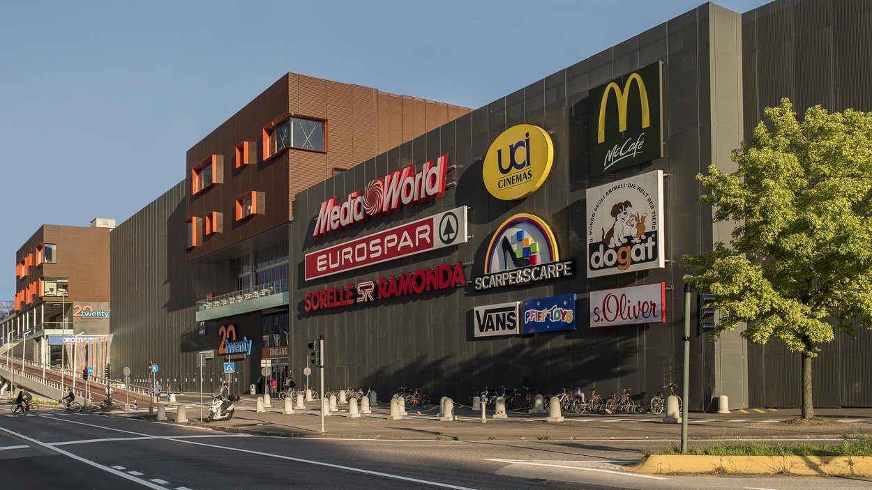Twenty: shopping a Bolzano Vista esterna di un centro commerciale con vari loghi di negozi sulla facciata