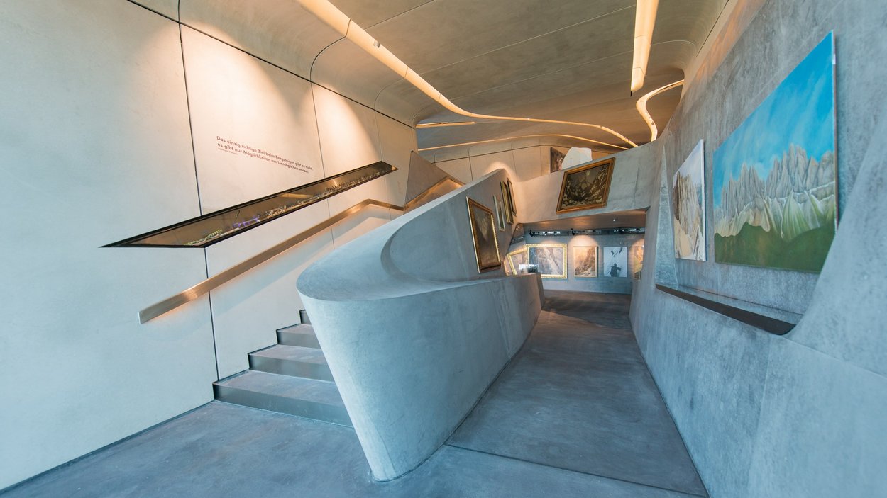 Die Messner Mountain Museen Moderner Museumsflur mit Betonwänden und ausgestellten Gemälden